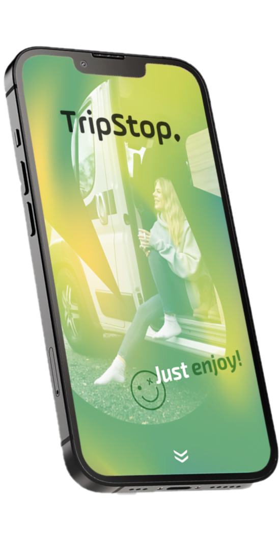 Composición de la marca TripStop: una mujer sujeta una taza al borde de su furgoneta con el mensaje "Just enjoy!"