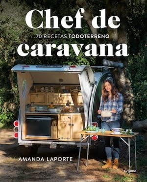 Portada del libro "Chef de caravana" con el título y una foto de una pequeña caravana abierta en la zona de cocina con una mujer preparando un plato en una mesa de camping