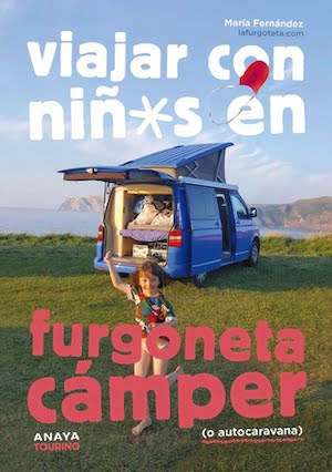 Portada del libro "Viajar con niños en furgoneta camper" con el título y en medio una furgoneta azul sobre un acantilado y una niña jugando al aire libre