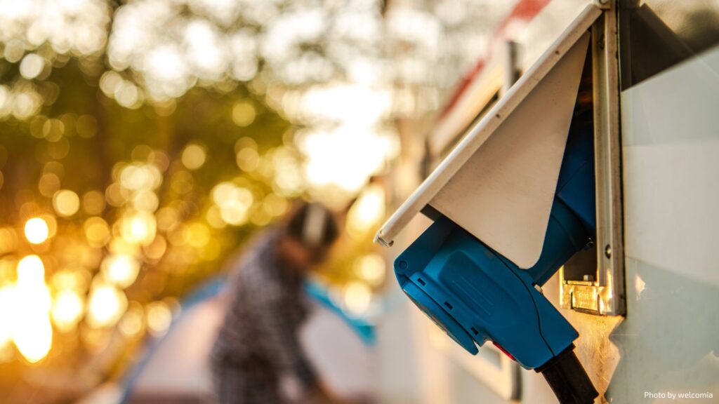 Enchufe de autocaravana con un hombre detrás