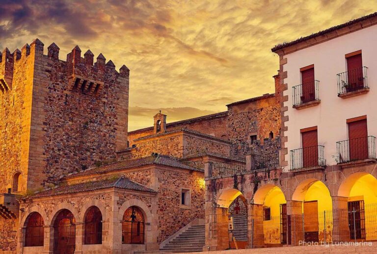 Plaza de Cáceres byLunamarina