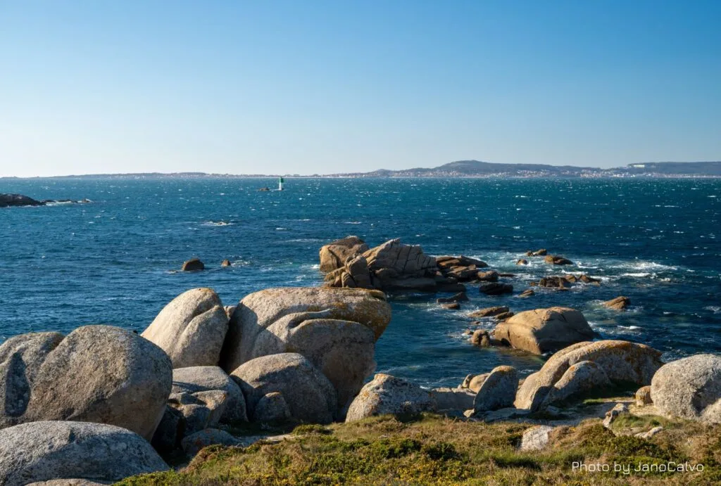 Imagen que muestra O Grove, un destino imprescindible en Galicia para explorar en autocaravana. En primer plano, destacan los mariscos frescos como mejillones, vieiras y ostras, que puedes degustar tras un recorrido en barco mejillonera para descubrir el funcionamiento de las bateas. Al fondo, la Playa de A Lanzada, con su arena dorada y olas perfectas para el surf, y la Isla de A Toxa, conocida por sus baños termales, completan este paraíso costero lleno de experiencias únicas.
