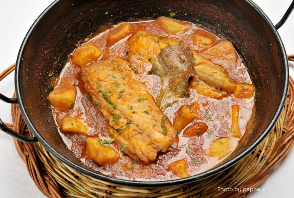 suquet de peix, plato de la gastronomía catalana, costa brava catalana, costa brava turismo de autocaravanas, viajar a la costa brava en autocaravana