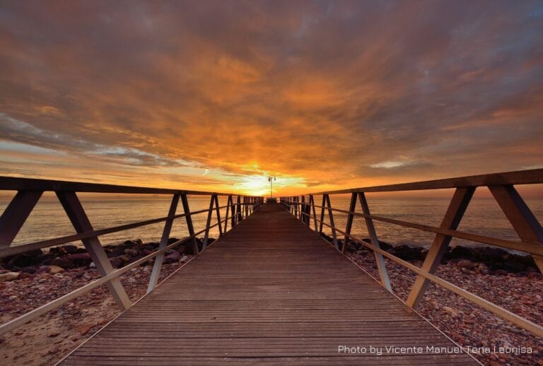 Vista de Castellón de la Plana y el puerto al fondo, rodeados por el azul del cielo y el mar. Un destino ideal para explorar cultura, gastronomía en autocaravana.