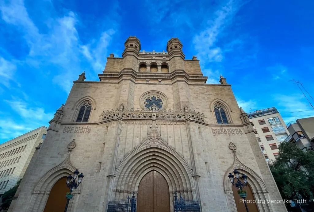 Vista de Castellón de la Plana y el puerto al fondo, rodeados por el azul del cielo y el mar. Un destino ideal para explorar cultura, gastronomía y paisajes en una escapada inolvidable.