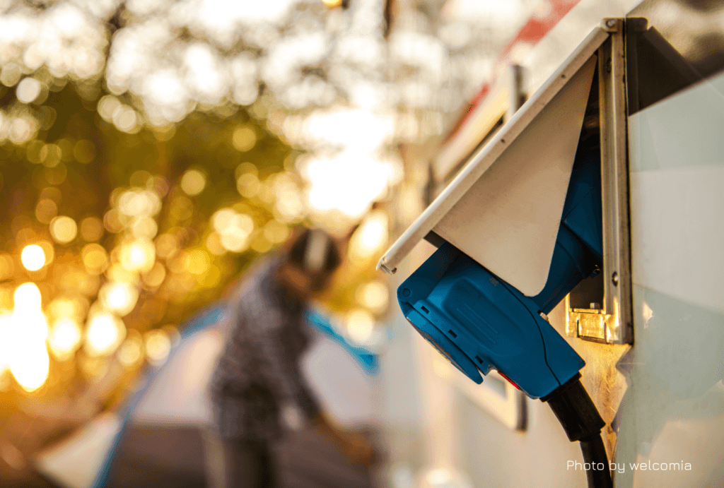 Área de autocaravanas en España con servicio de electricidad, amplias parcelas y entorno natural. Espacio bien acondicionado para una estancia cómoda, con puntos de conexión eléctrica en cada plaza, perfectos para recargar vehículos y dispositivos. Ideal para viajeros que buscan una parada segura y equipada durante su ruta en autocaravana.