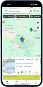 Captura de pantalla de un teléfono móvil mostrando un mapa interactivo en la aplicación TripStop, centrado en la zona de La Alberca y el Parque natural de Las Batuecas-Sierra de Francia, con iconos que indican áreas de servicio, plazas disponibles y opciones para reservar.
