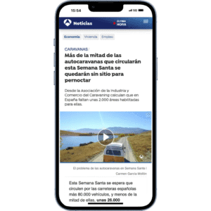 Teléfono móvil mostrando una noticia en la web sobre caravanas en Semana Santa en España.