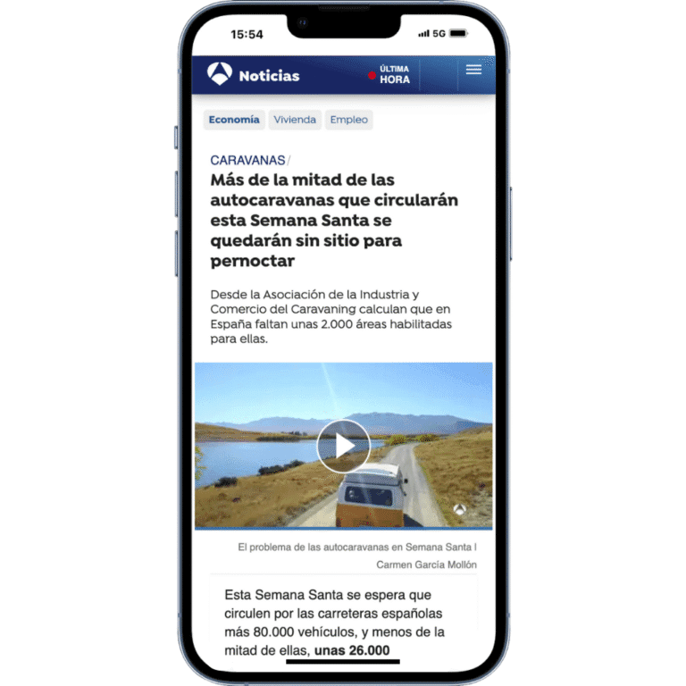 Teléfono móvil mostrando una noticia en la web sobre caravanas en Semana Santa en España.