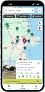 Pantalla de un iPhone con la aplicación TripStop mostrando un mapa interactivo de la Costa Brava con diferentes puntos de interés para autocaravanas.