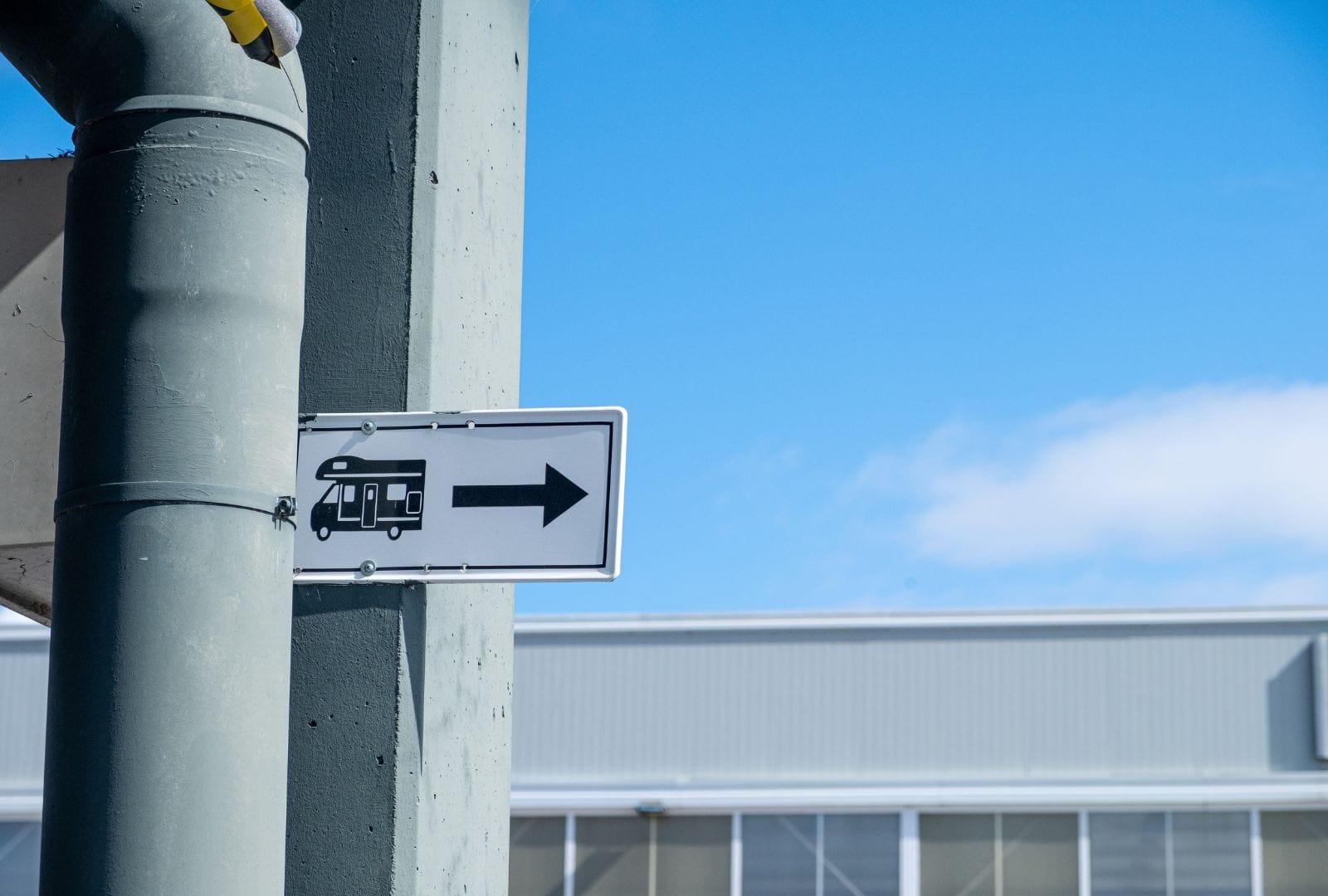 cartello-direzionale-per-camper-con-freccia-verso-destra