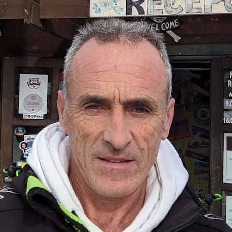 Moncho delante de su recepción en Atalaia Camper Park