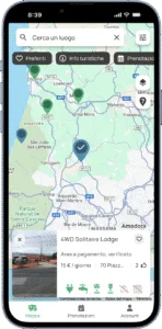 Schermata dell'app TripStop che mostra la mappa della regione a nord-ovest di Lisbona, con diversi punti di sosta per camper evidenziati. In basso appare la scheda informativa dell’area “4WD Solitaire Lodge”.