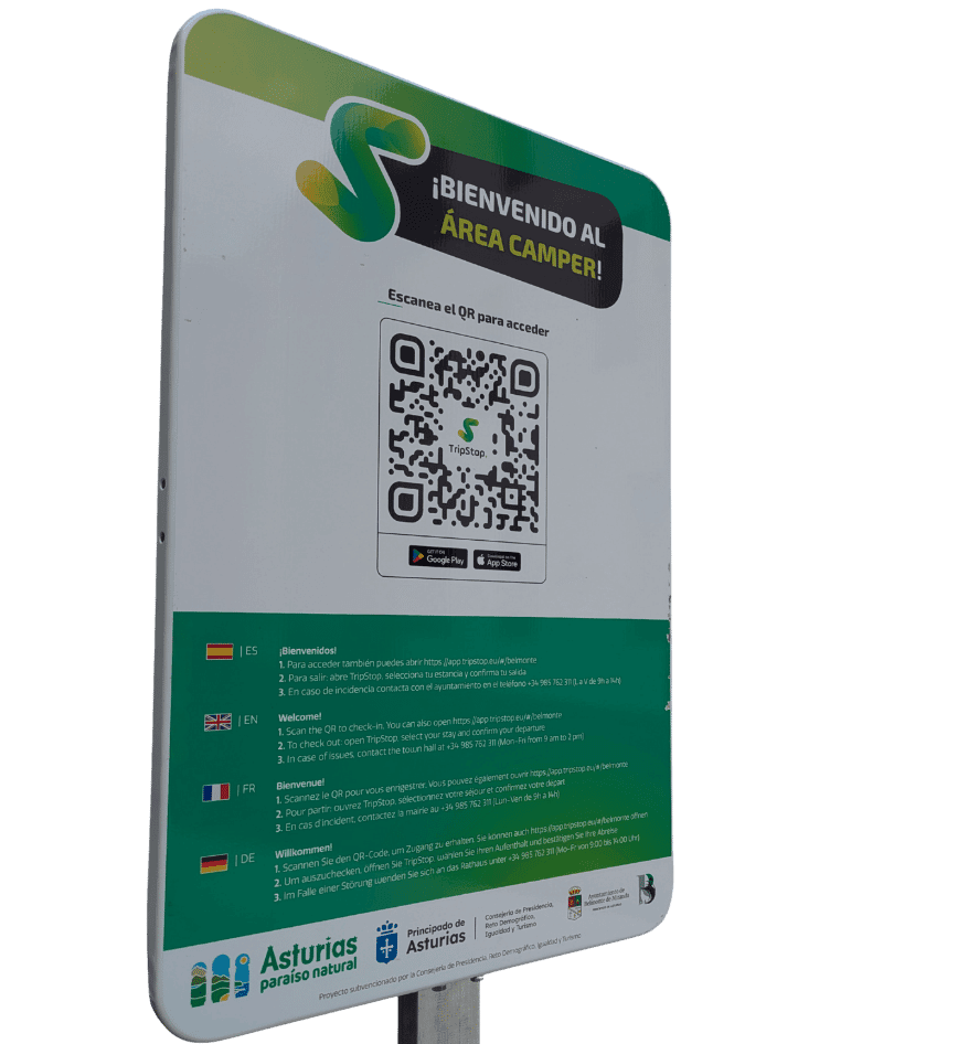 Panel informativo físico con código QR para el registro digital y acceso a un área camper gestionada con TripStop