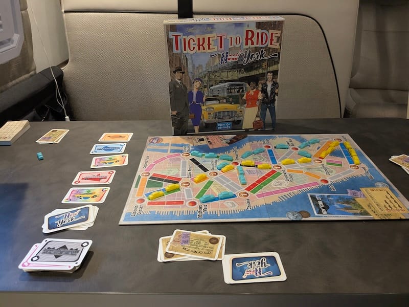 Juego de mesa Ticket to Ride New York desplegado en la mesa de una autocaravana.