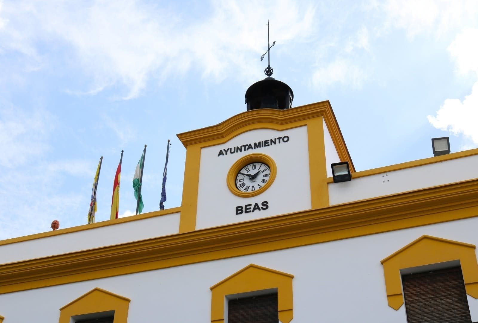 ayuntamiento-de-beas-fachada-principal-reloj-bandera-cielo-azul