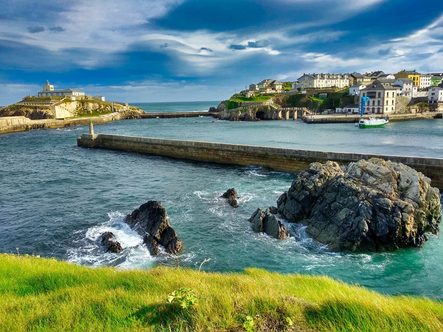 Descubre tres Pueblos Mágicos de España perfectos para visitar en autocaravana: Tapia de Casariego, Toro y Combarro. Reserva tu plaza con TripStop y viaja sin sorpresas.