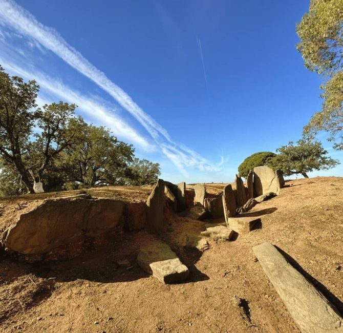 restos-arqueologicos-megaliticos-entorno-natural-beas-cielo-azul