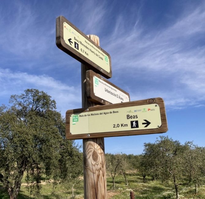 senalizacion-ruta-molinos-agua-beas-senderismo-campo